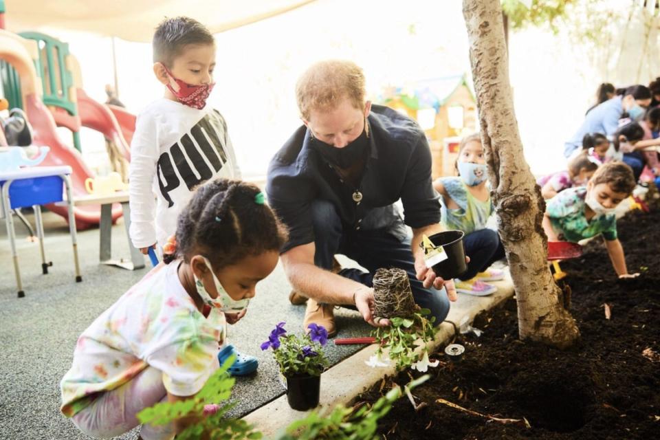 In addition to gardening, the Duke and Duchess of Sussex read aloud a few books, including "Jack and the Beanstalk." (Photo: MATT SAYLES/ASSISTANCE LEAGUE OF LOS ANGELES)