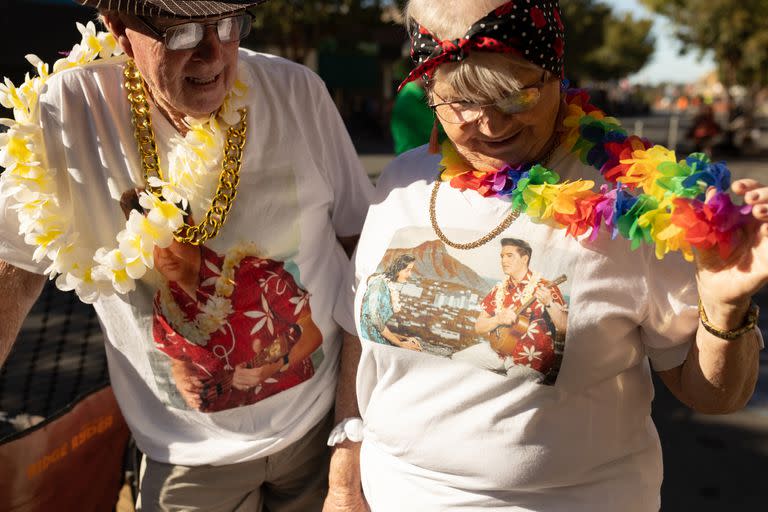 Una pareja de Queensland, Australia, con camisetas con el tema "Blue Hawaii", la película y canción de Elvis Presley de 1961, en el Festival Parkes Elvis