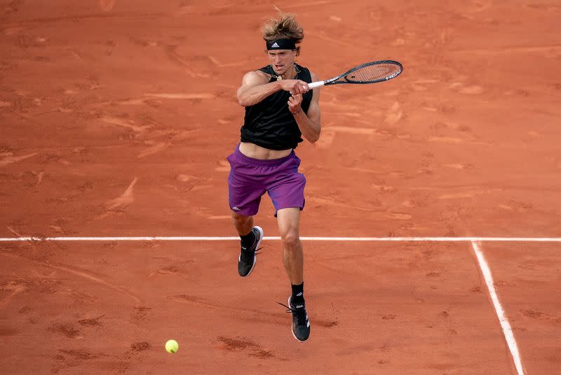 Alexander Zverev (Alemania) en acción durante su partido contra Oscar Otte (Alemania) en la primera ronda de Roland Garros.