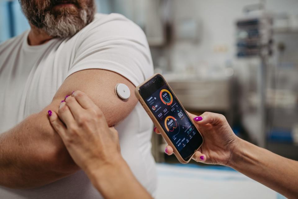 Twin bietet seinen Nutzern kontinuierliche Blutzuckermessgeräte, eine Waage zur Messung der Körperzusammensetzung, eine Smartwatch und eine Blutdruckmanschette. - Copyright: Halfpoint/Getty Images