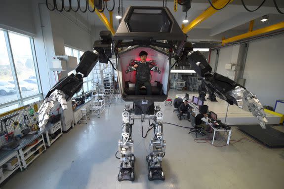 TOPSHOT - Engineers test a four-metre-tall humanoid manned robot dubbed Method-2 in a lab of the Hankook Mirae Technology in Gunpo, south of Seoul, on December 27, 2016. The giant human-like robot bears a striking resemblance to the military robots starring in the movie "Avatar" and is claimed as a world first by its creators from a South Korean robotic company. / AFP / JUNG Yeon-Je        (Photo credit should read JUNG YEON-JE/AFP/Getty Images)