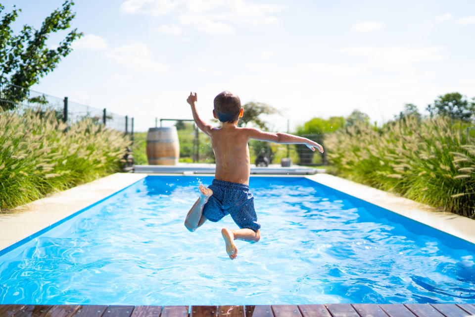 Ein qualitativ gut gemachter Pool mit entsprechender Ausstattung – Heizung, Beleuchtung und Abdeckung – kostet laut Deuss bei einer Größe von drei mal sechs Metern nicht unter 40.000 Euro. (Bild: Getty)