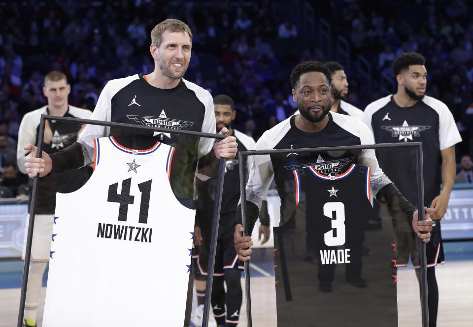 CORRECT TO DWYANE, NOT SWAYNE - Team Giannis & # 39;  Dirk Nowitzki, of the Dallas Mavericks, and Dwyane Wade of LeBron, of the Miami Heat, get jerseys during the second half of an NBA basketball game, Sunday, February 17, 2019, in Charlotte, NC The Team LeBron won 178-164.  (AP Photo/Chuck Burton)