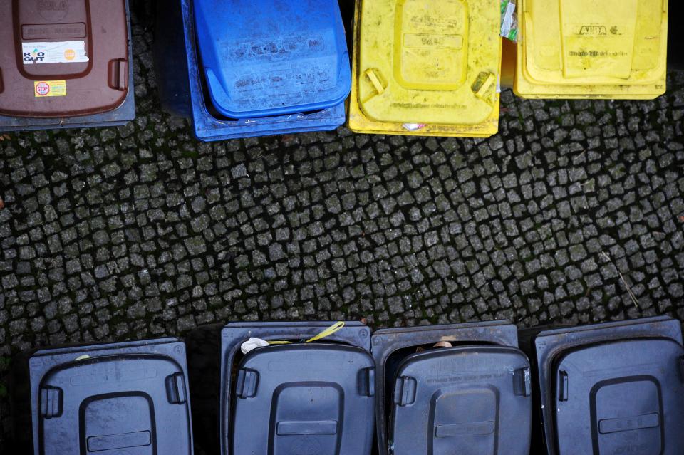 Mülltonnen in einem Berliner Hinterhof (Bild: JOHANNES EISELE / AFP)