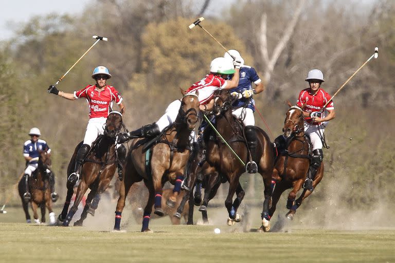 Adolfo "Poroto" Cambiaso, Bartolomé (h.) y Camilo Castagnola compartieron Scone en el Abierto de Jockey Club, que ganaron holgadamente; esta tarde, los primos estarán separados, en La Dolfina vs. La Natividad, por el Abierto de Tortugas.