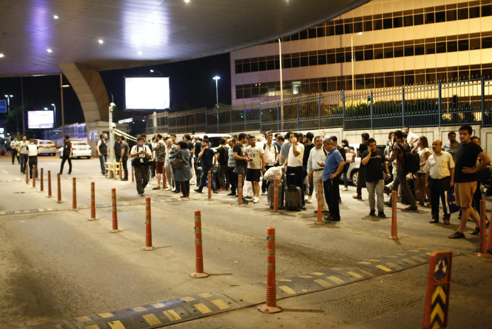 Varias personas esperan en el exterior del aeropuerto (EFE).