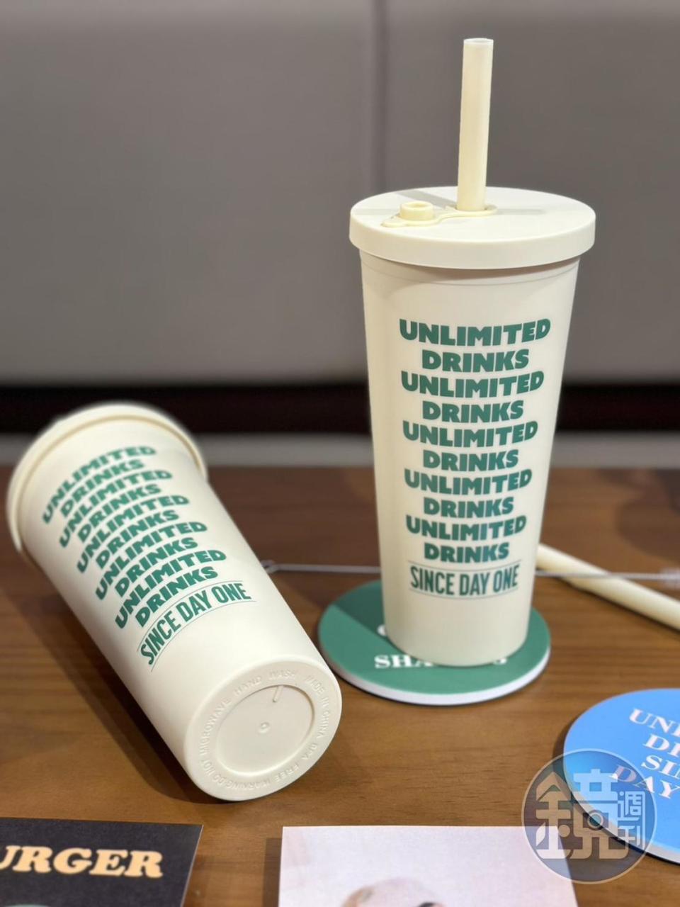 700ml大容量的「UNLIMITED DRINKS印字環保水杯」附有吸管和刷子，可重複清潔使用。（390元／個）