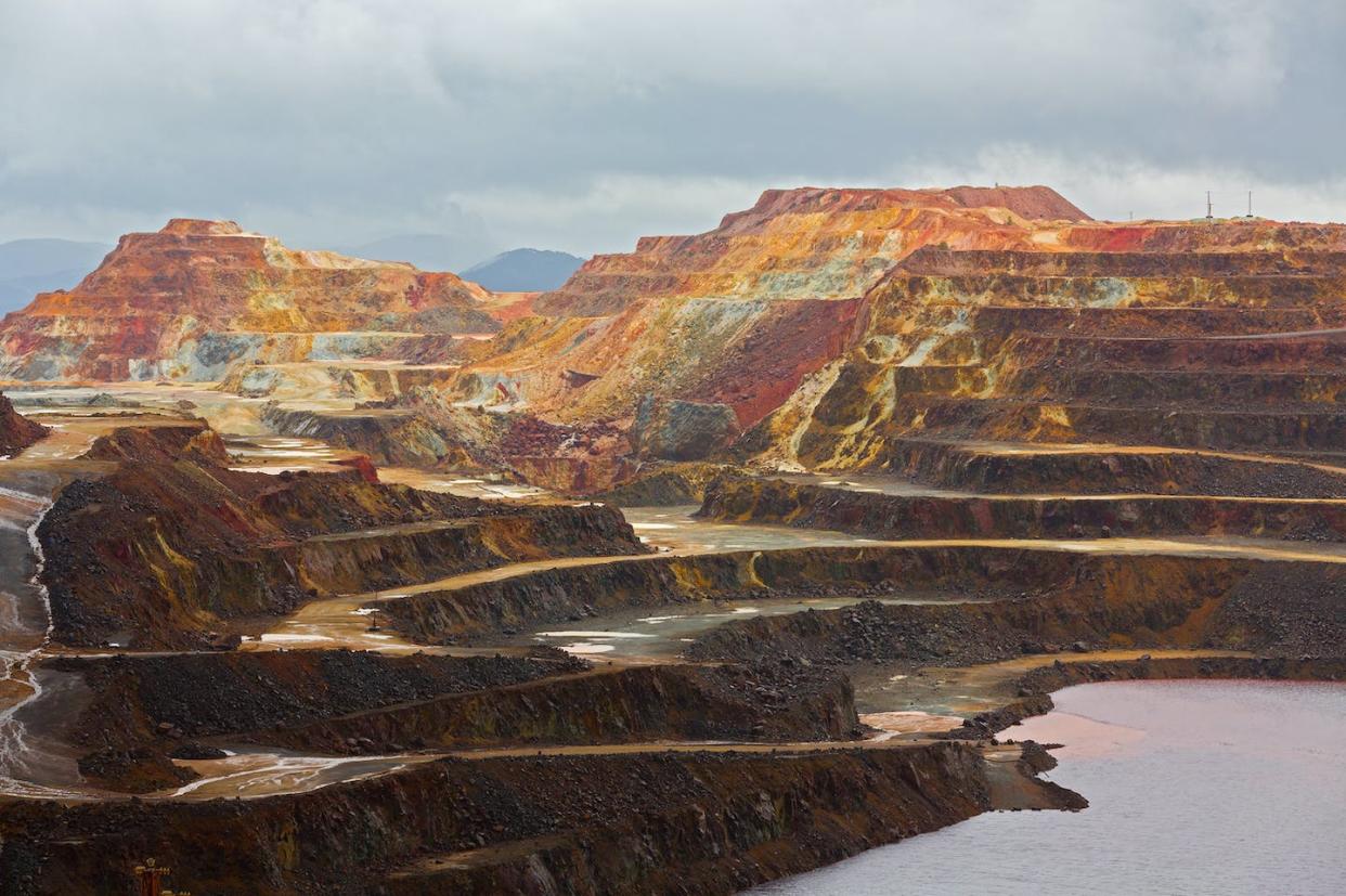 Mina de cobre a cielo abierto en Río Tinto, Huelva. <a href="https://www.shutterstock.com/es/image-photo/detailed-view-copper-mine-open-pit-132929885" rel="nofollow noopener" target="_blank" data-ylk="slk:Shutterstock / FCG;elm:context_link;itc:0;sec:content-canvas" class="link ">Shutterstock / FCG</a>