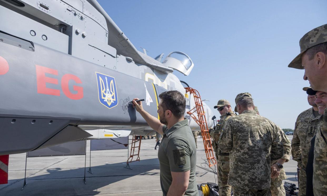 <span>Volodymyr Zelenskiy writes on a French Scalp-EG cruise missile, identical to Britain’s Storm Shadow, on a Ukrainian warplane in August 2023.</span><span>Photograph: Ukrainian Presidential Press Off/UPI/Shutterstock</span>