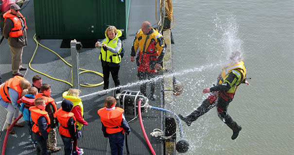 <p>So kann es also aussehen, wenn die Jüngsten für den Ernstfall üben. Nur gut, dass alle vorschriftsmäßig ihre Schwimmwesten tragen… (Bild: thisisphotobomb.com)</p>