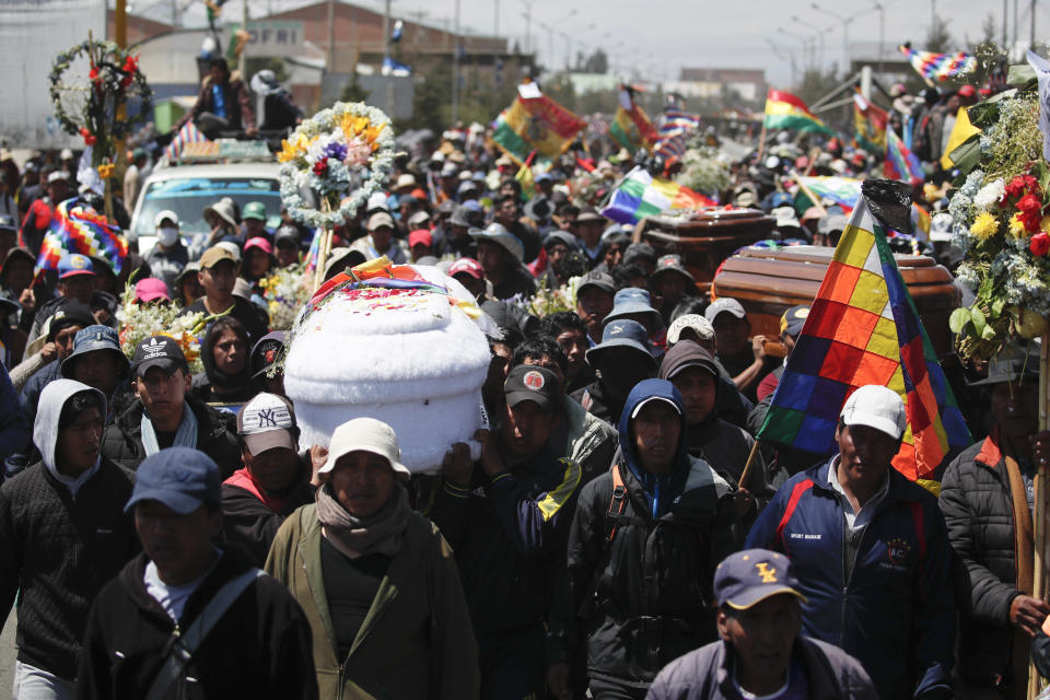 Los dolientes llevan los ataúdes que contienen los restos de las personas asesinadas durante los enfrentamientos entre las fuerzas de seguridad y los manifestantes antigubernamentales en El Alto, en las afueras de La Paz, Bolivia, el jueves 21 de noviembre de 2019. (AP Foto / Natacha Pisarenko)