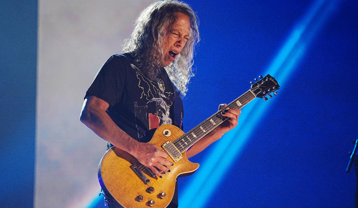  Kirk Hammett performs onstage with Metallica at the Microsoft Theater in Los Angeles, California on December 16, 2022 