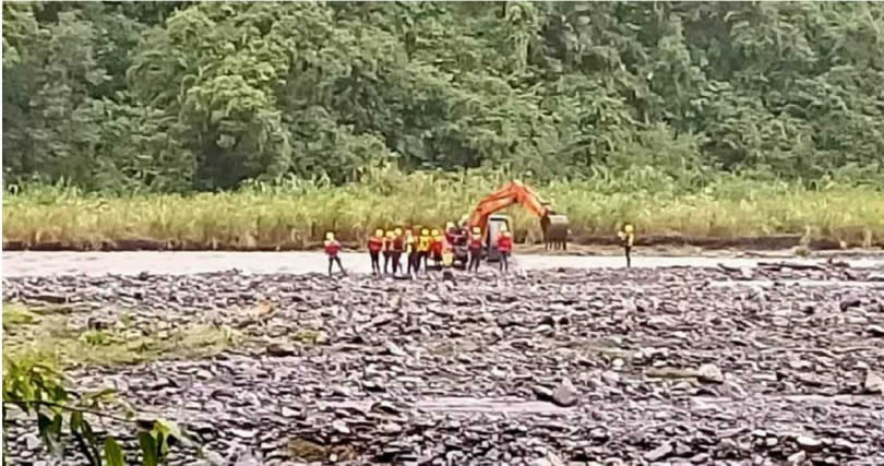 山區雨勢不斷，石門溪溪水湍急十分危險，讓救難人員難以渡溪救援。