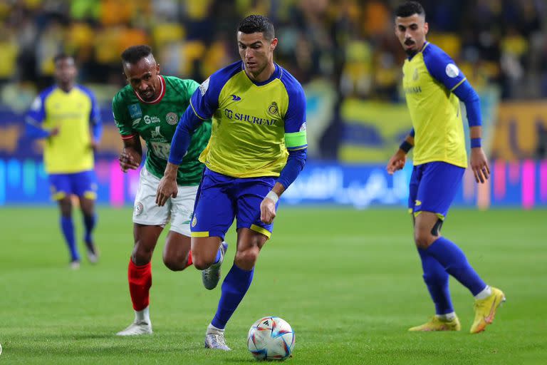 La cinta de capitán en Cristiano Ronaldo, que encabezó la fila de Al Nassr en la entrada a la cancha y fue aclamado; el portugués no anotó, pero disfrutó una victoria del puntero de la liga de Arabia Saudita.