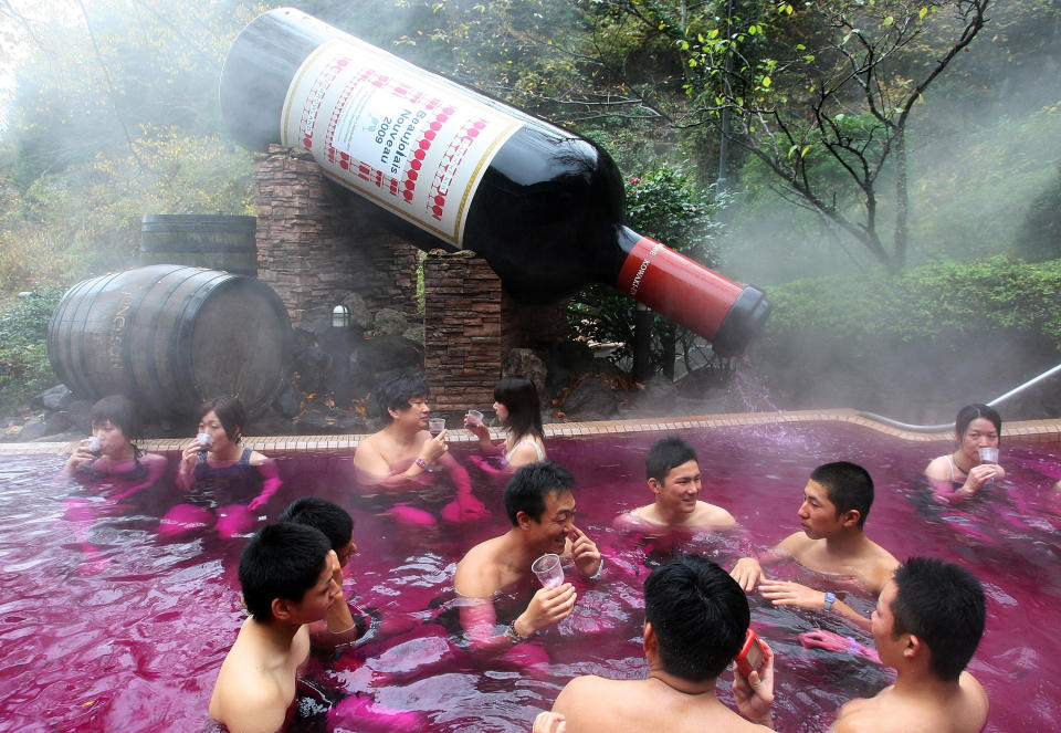 Chaque année, de nombreux Japonais se baignent dans des litres de Beaujolais nouveau, afin de célébrer l'arrivée de ce dernier. 