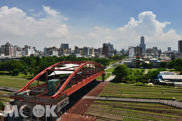 公園陸橋串聯鼓山鹽埕兩地，饒富歷史意義。(圖片提供／高雄市政府）