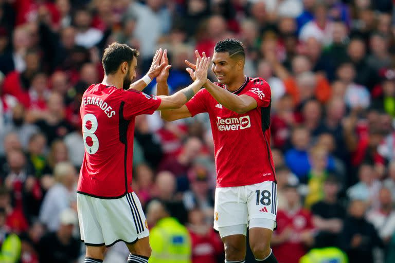 El brasileño Casemiro y el portugués Bruno Fernandes festejan un gol de Manchester United, el club que más dinero gastó para armar su actual plantel