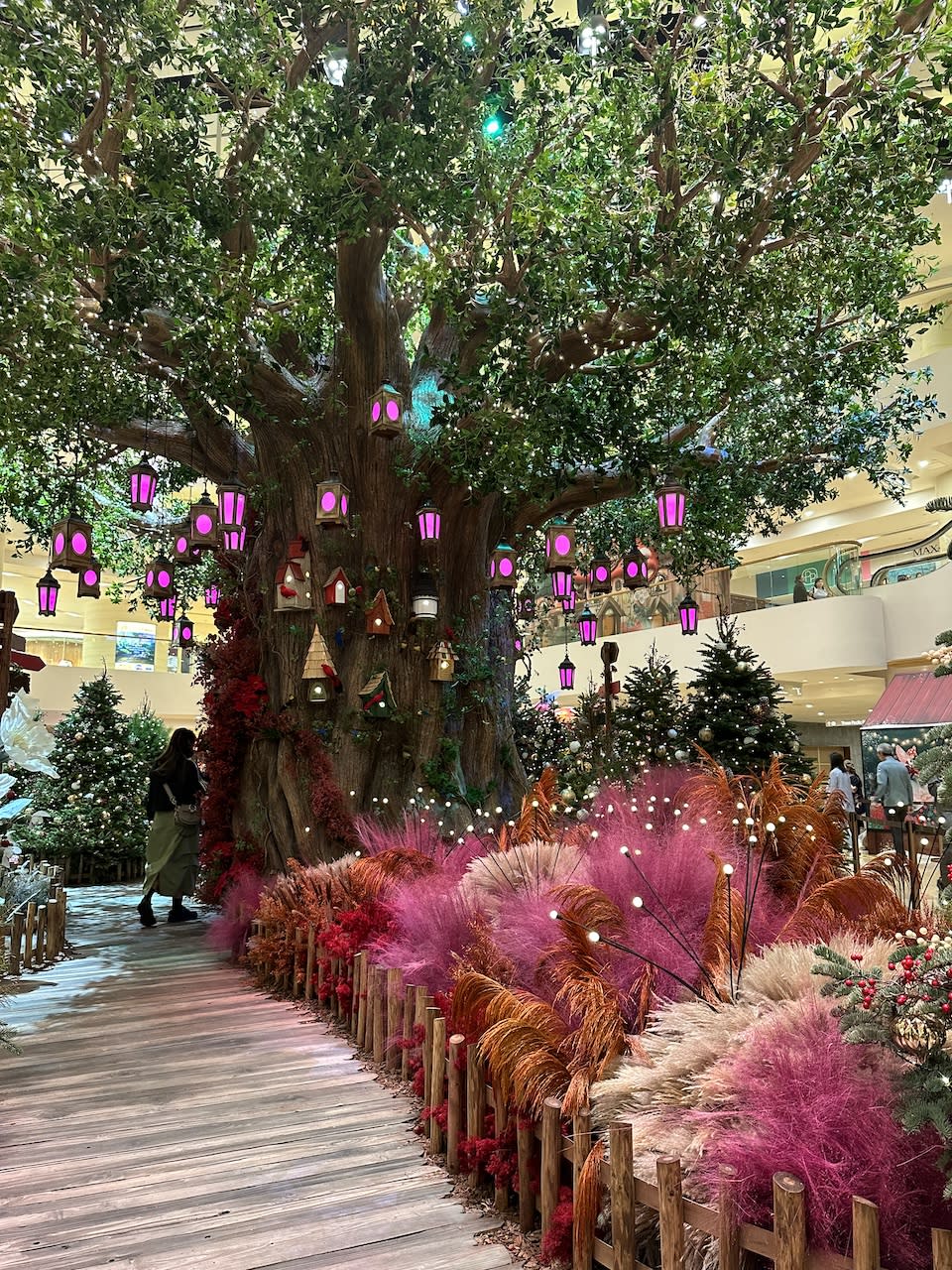 Great place for Christmas 2023｜Enchanted Forest Lights are coming to Pacific Place in Admiralty!Fairy tale elves celebrate with everyone and take photos with Santa Claus