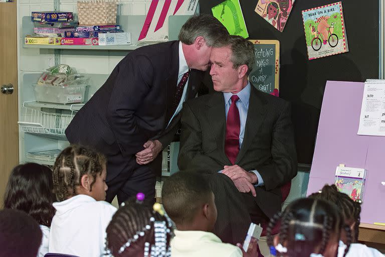 El jefe de gabinete de la Casa Blanca, Andrew Card, le susurra al oído al presidente George W. Bush que se estrelló un avión contra el World Trade Center, durante una visita al Escuela Primaria Emma E. Booker en Sarasota, Florida