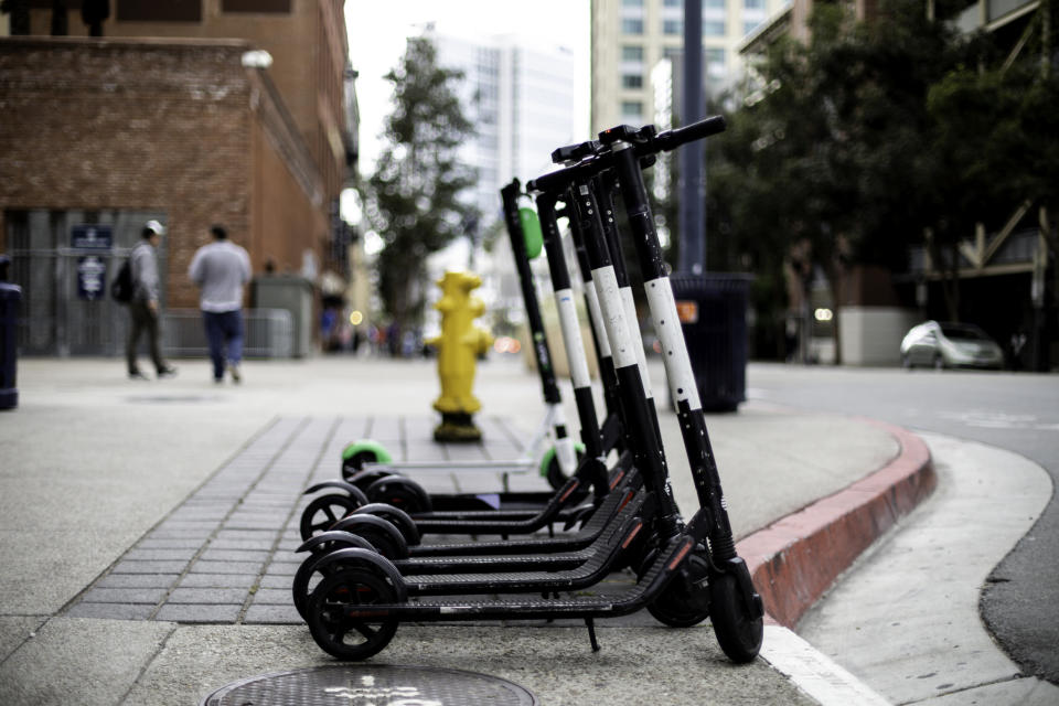 E-Tretroller stehen in vielen größeren Städten bereit (Symbolbild: Getty Images)