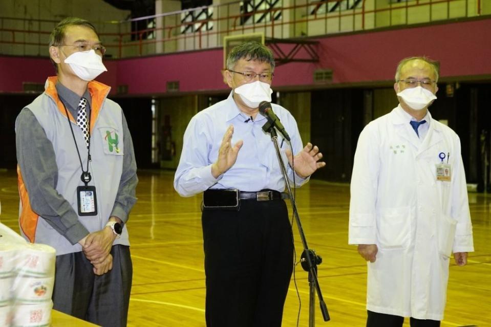 有議員建議二十三日起台北市中小學暫停到校上課兩週，市長柯文哲十七日下午表示，牽一髮動全身，目前雙北教育局正在討論，並與教育部聯絡中，還要再看看如何處理。（台北市政府提供）