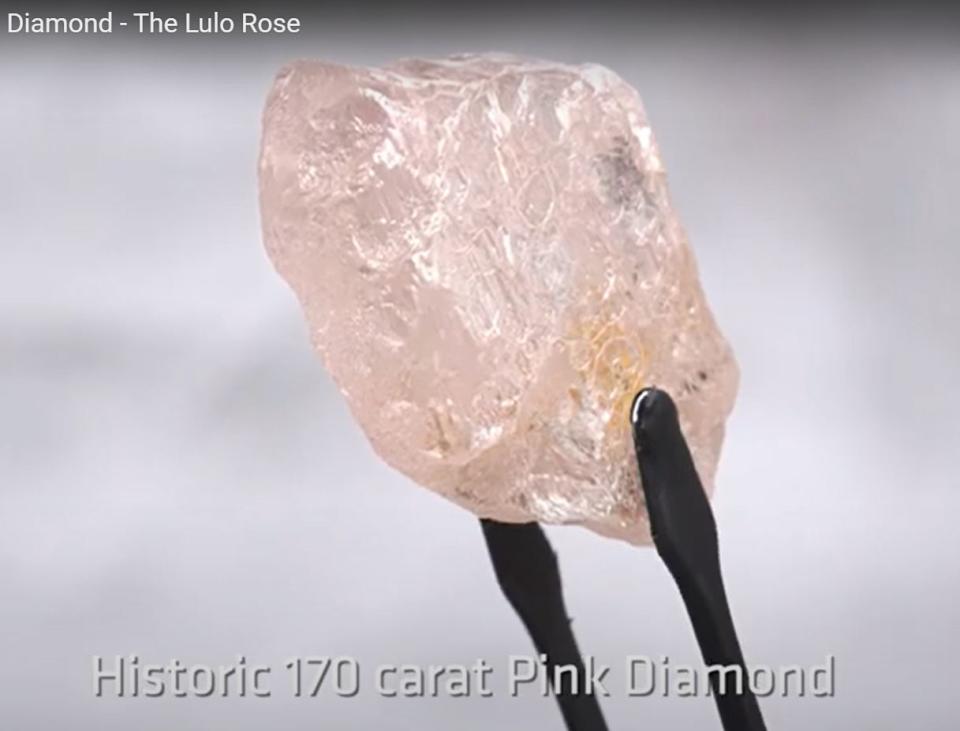 盧卡帕礦業公司（Lucapa Diamond Companyr）在給投資人的聲明中指出，被命名為「露洛玫瑰（The Lulo Rose）」的170克拉鑽石，在安哥拉東北方、鑽石最豐富的露洛（Lulo）礦場被發現。（圖截取自盧卡帕礦業公司官網影片）
