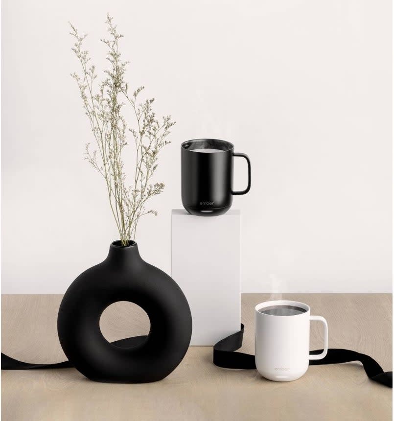 The smart mugs in ceramic black and white