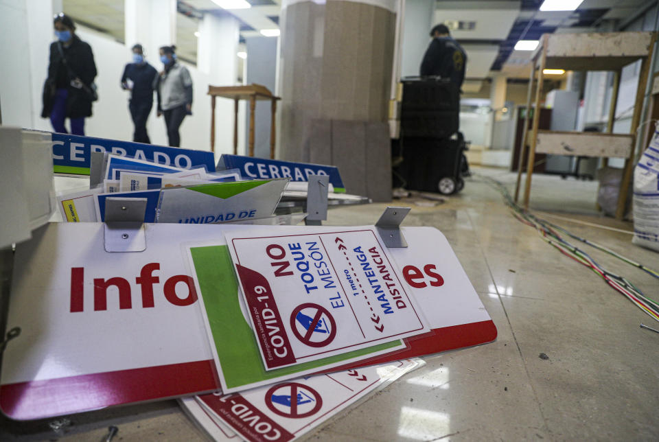 Trabajadores trasforman la sala de admisiones de la clínica de la Universidad de Chile en un espacio de cuidados intensivos para tratar pacientes contagiados de COVID-19, en Santiago, Chile, el martes 2 de junio de 2020. (AP Foto/Esteban Felix)