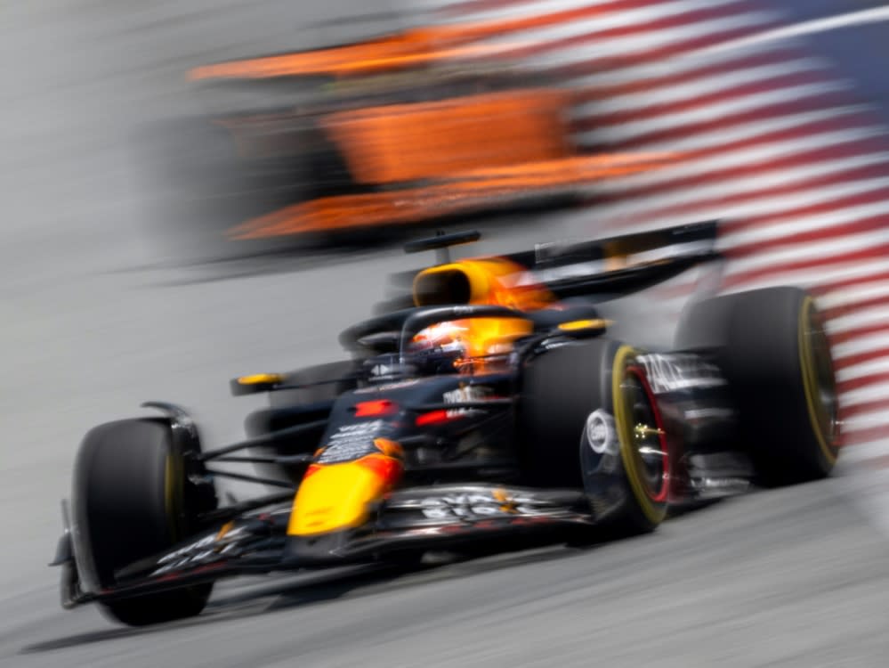 Max Verstappen lässt McLaren stehen (Joe Klamar)