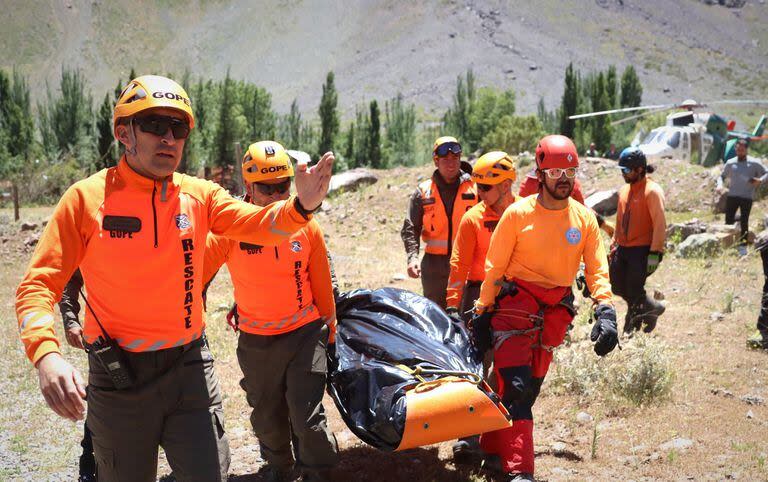 El rescate de los cuerpos de los andinistas argentinos, en Chile