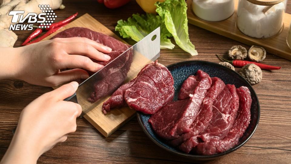 烹調肉品的步驟中，包含調味、醃肉都會使加熱後產生不同效果。（示意圖／shutterstock 達志影像）