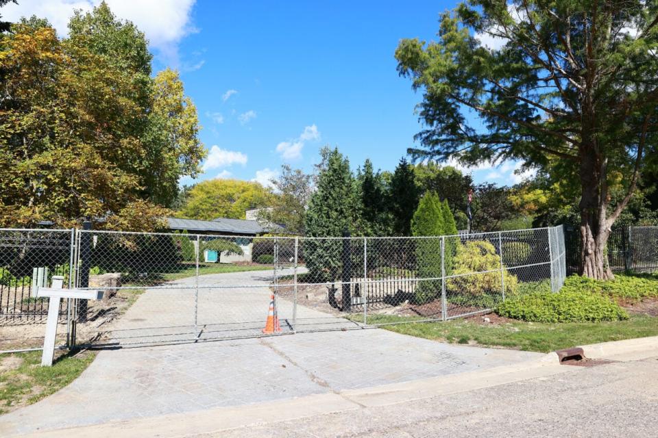 A chain-link fence surrounds the Michigan governor’s mansion on October 8, 2020 in Lansing, Michigan. Federal authorities announced today that six men linked to a Michigan militia group have been arrested for allegedly plotting to kidnap Democratic Michigan Gov. Gretchen Whitmer and violently overthrow the government. (Photo by Rey Del Rio/Getty Images)