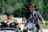 Sean Connery rejoint une saga culte en 1989. Dans Indiana Jones et la dernière croisade, troisième opus des aventures du célèbre archéologue, l’acteur forme un duo particulièrement attachant avec Harrison Ford. Si les deux comédiens n’ont que douze ans d’écart, Sean Connery incarne le père de l’aventurier dans ce volet toujours orchestré par Steven Spielberg.