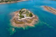 <p>L'île privée avec sa maison à vendre près de Bréhat, dans les Côtes d’Armor. </p>