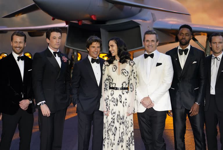 De izquierda a derecha, Glen Powell, Miles Teller, Tom Cruise, Jennifer Connelly, Jon Hamm, Jay Ellis y Lewis Pullman posan durante el estreno de "Top Gun Maverick" en Londres, el pasado 19 de mayo de 2022. (Foto AP/Alberto Pezzali)