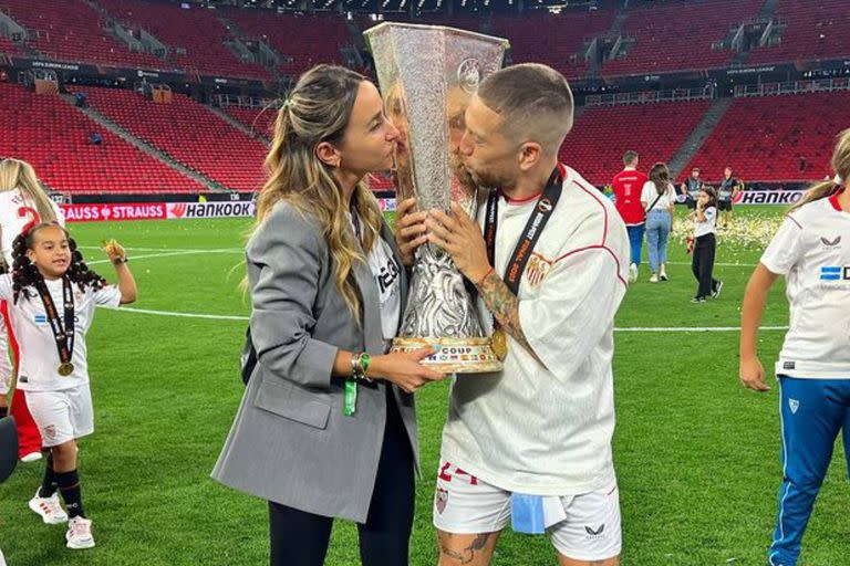 Linda Raff y Papu Gómez besan la Europa League