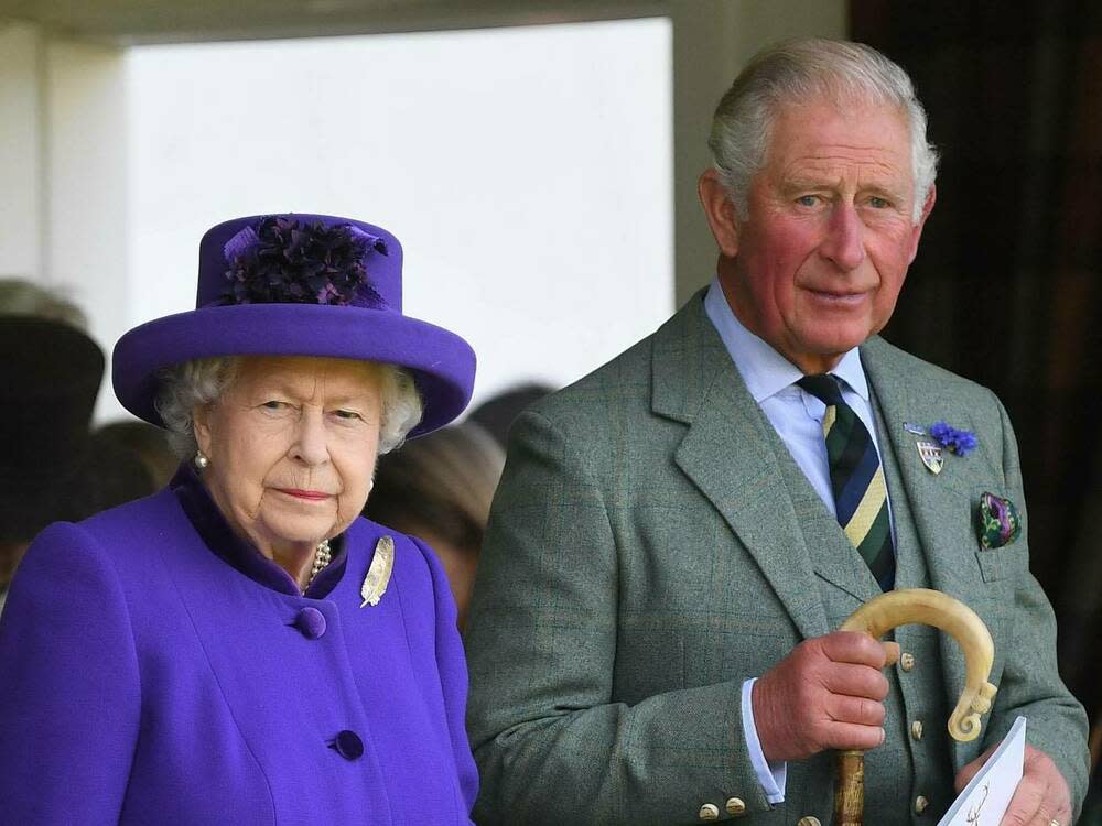 Queen Elizabeth II. und Prinz Charles trauern um einen Freund der Familie. (Bild: imago images/Parsons Media)
