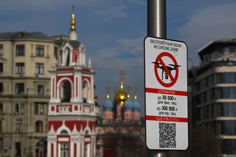 Un cartel de "Zona libre de drones" en Moscú. (NATALIA KOLESNIKOVA / AFP)