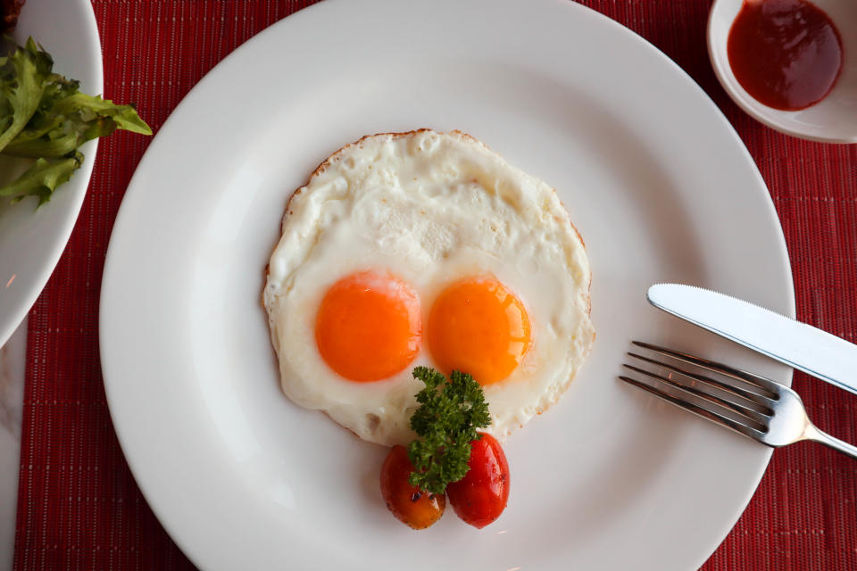 Rohe Eier können Salmonellen enthalten - deshalb sollte man im Restaurant möglichst vorsichtig sein, wenn man entsprechende Gerichte bestellt (Bild: Getty).