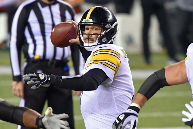 Pittsburgh Steelers quarterback Ben Roethlisberger holds the Vince News  Photo - Getty Images