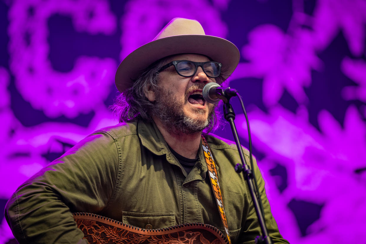 Jeff Tweedy performs with Wilco at the 2022 Loaded Festival. Per Ole Hagen/Redferns via Getty Images)