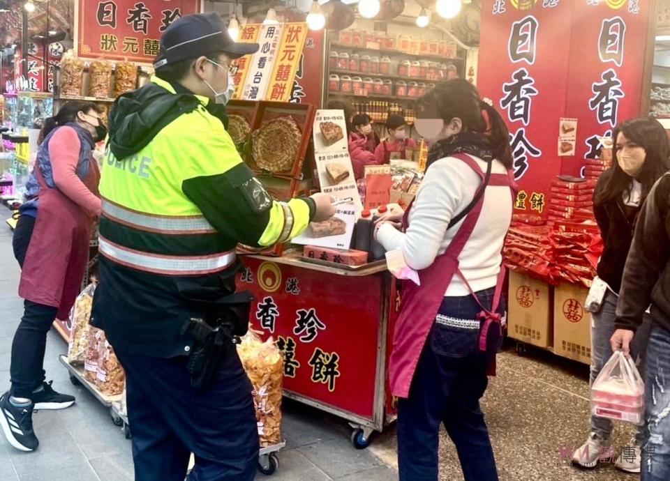 北港分局長張澤銘指出，每年從農曆年至農曆三月底，是朝天宮香客朝聖的繁忙時刻，這段期間攤販佔道和遊客違規停車問題頻繁，嚴重妨礙了車輛和信徒的通行。有些攤販甚至擅自佔用道路強行販售金紙，不僅危害交通安全，還給北港鎮的形象帶來負面印象。