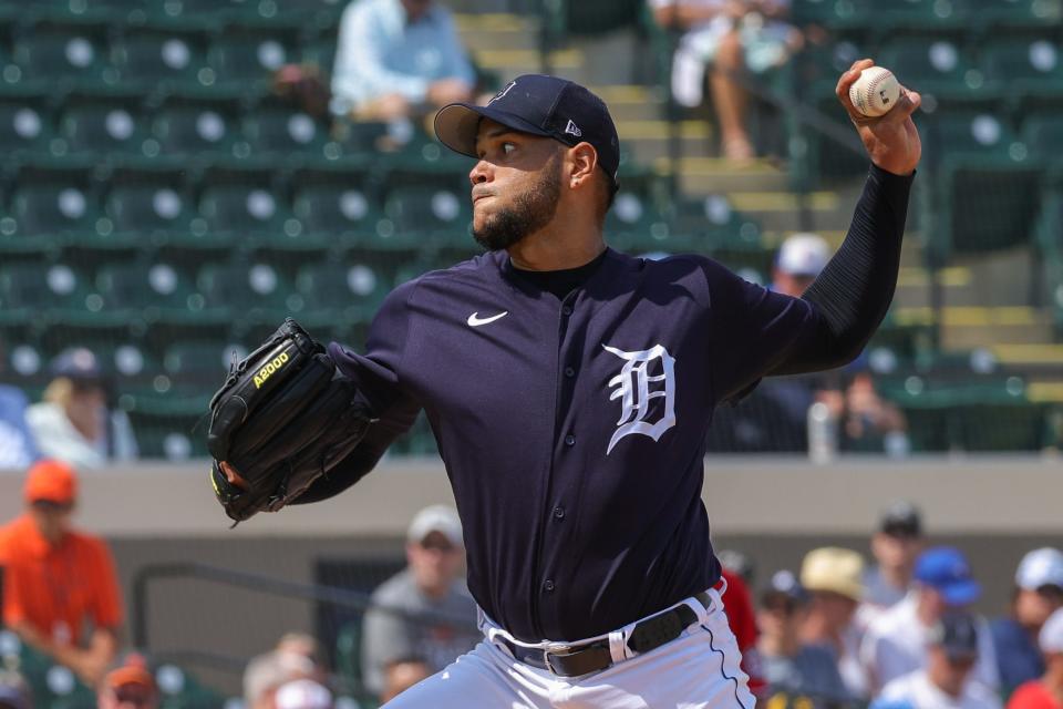 El lanzador abridor de los Tigres de Detroit, Eduardo Rodríguez, lanza un lanzamiento durante la primera entrada contra los Nacionales de Washington en Lakeland, Florida, el 8 de marzo de 2023.