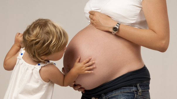 Los fetos masculinos producen una tipo particular de proteína en el útero que ayuda a la formación de los genitales. (Foto: Getty)