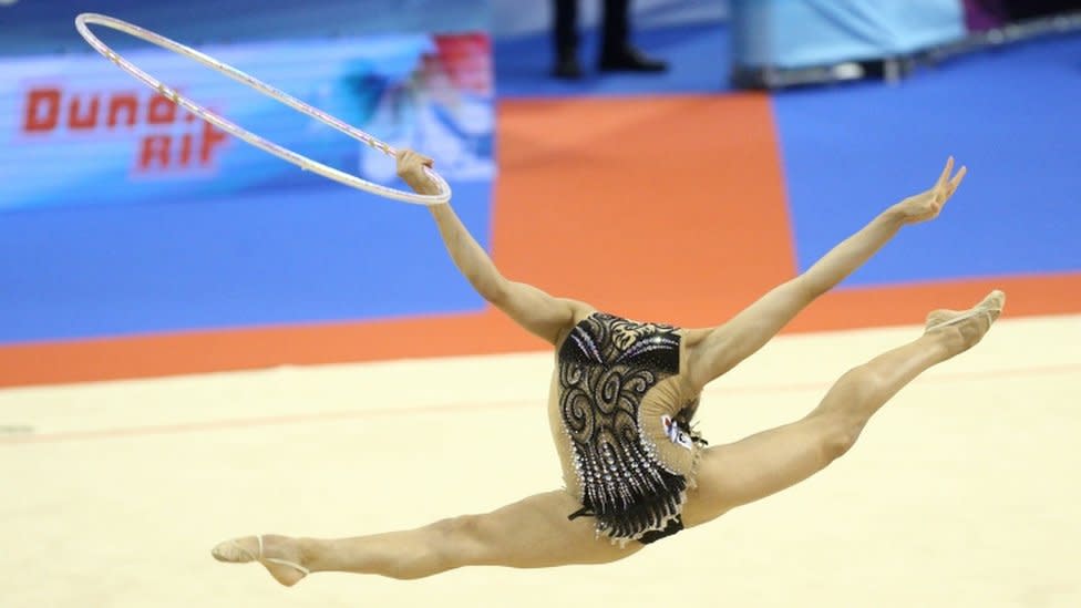 Linoy Ashram de Israel durante el Campeonato Europeo de Gimnasia Rítmica.