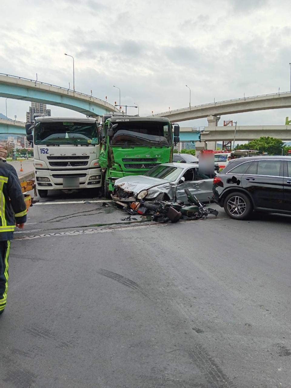 台北港6日上午發生一起聯結車與砂石車車禍，並追撞4台汽車與1輛重型機車，現場汽車零件四散，造成1位50多歲重機女乘客當場失去呼吸心跳。（翻攝畫面／中央社）