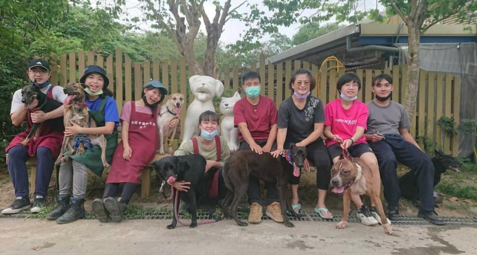 新北市動物之家會於民眾認養比特犬前，請訓犬師、動保團體與認養人三方會談評估。   圖：新北市動保處提供