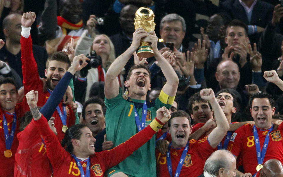 El arquero y capitán de la selección de España, Iker Casillas, centro, levanta el trofeo de la Copa del Mundo tras vencer a Holanda en la final del Mundial de 2010 en Sudáfrica. La nómina campeona tenía un promedio de edad de 26.6 (AP Photo/Luca Bruno, File)