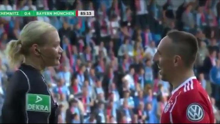 Alors qu’il était en plein match ce samedi 12 août avec ses collègues du Bayern Munich, Franck Ribéry a soudainement décidé de faire une blague à l’arbitre, en s’en prenant à ses lacets juste avant son coup franc. Une séquence à découvrir sur Non Stop Zapping.
