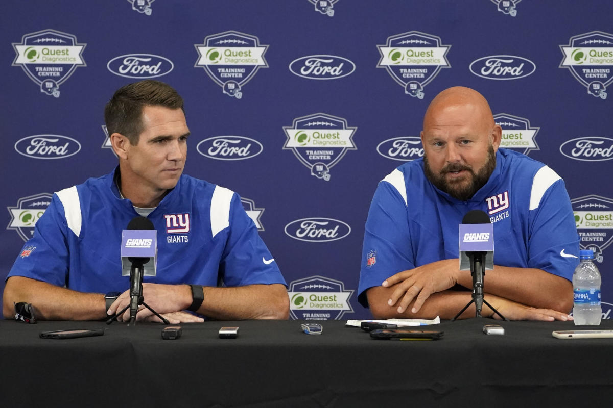 Giants' QB outlook cloudy as Daniel Jones awaits surgery, undrafted rookie  gets nod and rich 2024 draft looms - Yahoo Sports